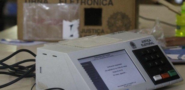 Rio de Janeiro - Urna eletrônica de contingência do TRE sendo preparada para envio aos locais de votação nas eleições municipais de 2020, no pólo eleitoral Jardim Botânico. (Fernando Frazão/Agência Brasil)