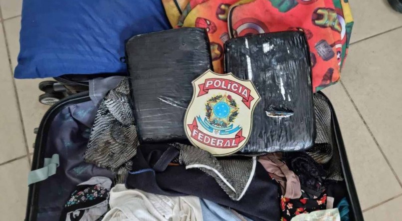 Dentro da bagagem da costureira de 20 anos, foram encontrados dois tabletes da droga skunk.