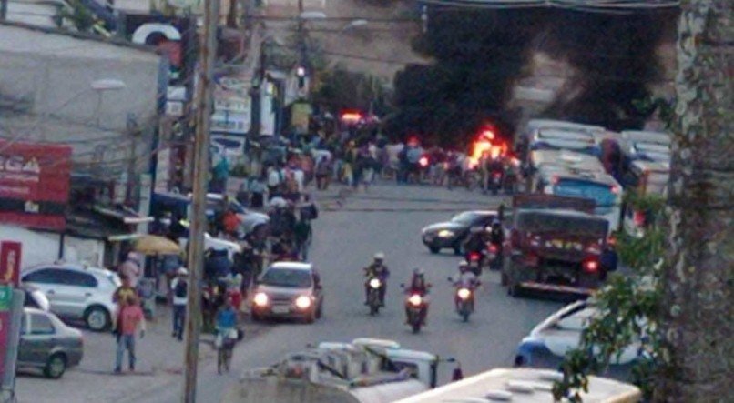Protesto fechou a Avenida Dr. Delmiro Correia, em Camaragibe, nesta sexta (13)