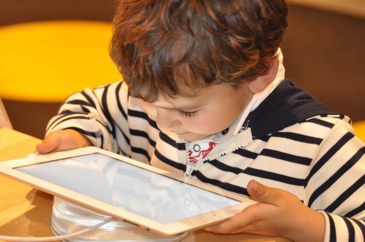 Aumentam casos de miopia nas crianças por uso de computadores e tablets