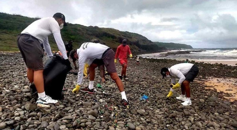 Mutir&atilde;o para limpar as bolas de petr&oacute;leo nas praias de Fernando de Noronha