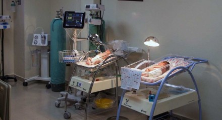 Recém-nascidos com Covid-19 são mantidos em UTI neonatal em clínica particular de Santiago de los Caballeros, na República Dominicana, no dia 31 de julho.