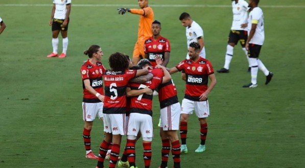 RJ - BRASILEIR&Atilde;O/FLAMENGO X SPORT - ESPORTES - &Eacute;verton Ribeiro, do Flamengo, comemora o seu gol na partida contra o Sport v&aacute;lida pela   16&ordf; rodada do Campeonato Brasileiro 2021, no est&aacute;dio Raulino de Oliveira, em Volta   Redonda (RJ), na tarde deste domingo (15).   22/02/2020 - Foto: ERNESTO CARRI&Ccedil;O / ESTAD&Atilde;O CONTE&Uacute;DO