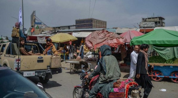 Afeg&atilde;os locais passam em Kote Sangi, em Cabul, em 17 de agosto de 2021