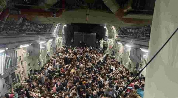 CRISE Avi&atilde;o militar dos Estados Unidos, que normalmente leva 100 pessoas, decolou com 640 durante caos no aeroporto de Cabul 