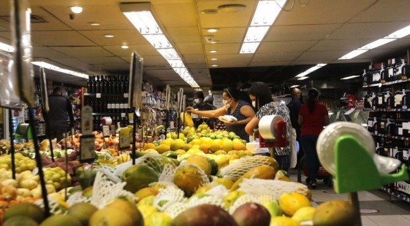 As famílias brasileiras gastaram mais com alimentação e bebidas em abril pelo oitavo mês consecutivo