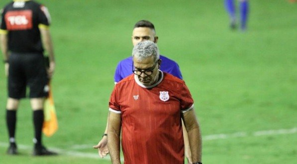 "Direção que realiza o julgamento final", diz Hélio dos Anjos sobre continuidade no Náutico