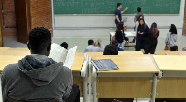 Imagem de estudantes universitários em sala de aula