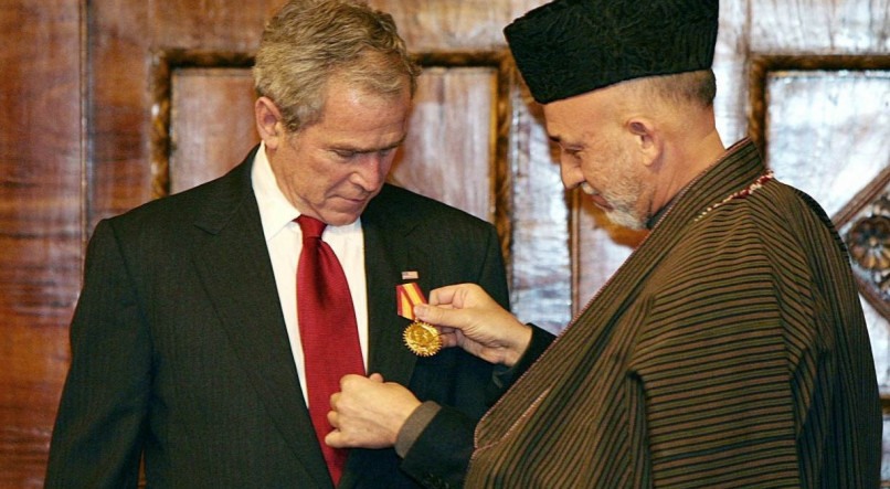 ARQUIVO - Nesta foto de arquivo, o ex-presidente afeg&atilde;o Hamid Karzai presenteia o presidente dos EUA George W. Bush com uma medalha no Pal&aacute;cio Presidencial em Cabul em 15 de dezembro de 2008