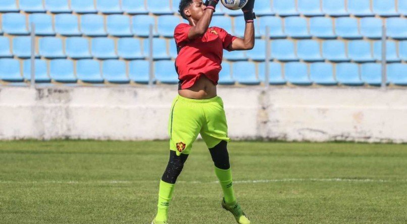 Paulo Victor tamb&eacute;m &eacute; capit&atilde;o do time Sub-17 do Le&atilde;o. 