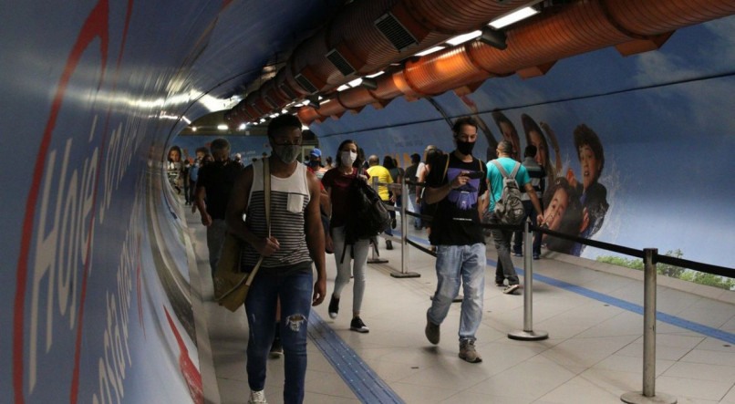 São Paulo - Usuários do transporte público na passagem subterrânea entre as estações Consolação e Paulista do metrô durante a fase emergencial da pandemia de covid-19.