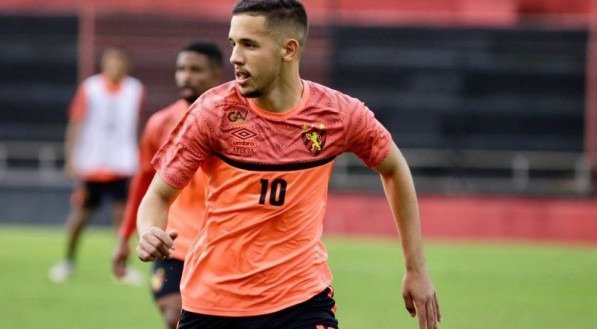 Zagueiro chega para suprir lacuna na zaga leonina.