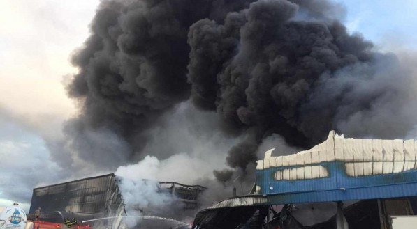 O inc&ecirc;ndio iniciou na madrugada desta quinta-feira (19)