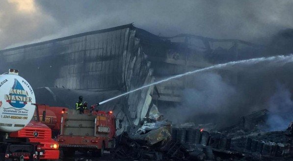 O inc&ecirc;ndio iniciou na madrugada desta quinta-feira (19)
