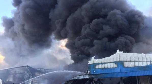 O inc&ecirc;ndio iniciou na madrugada desta quinta-feira (19)