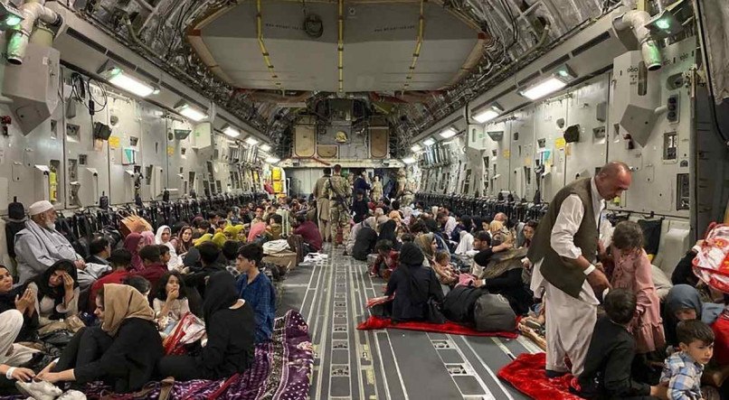 Afeg&atilde;os em aeronave militar dos Estados Unidos, no aeroporto de Cabul
