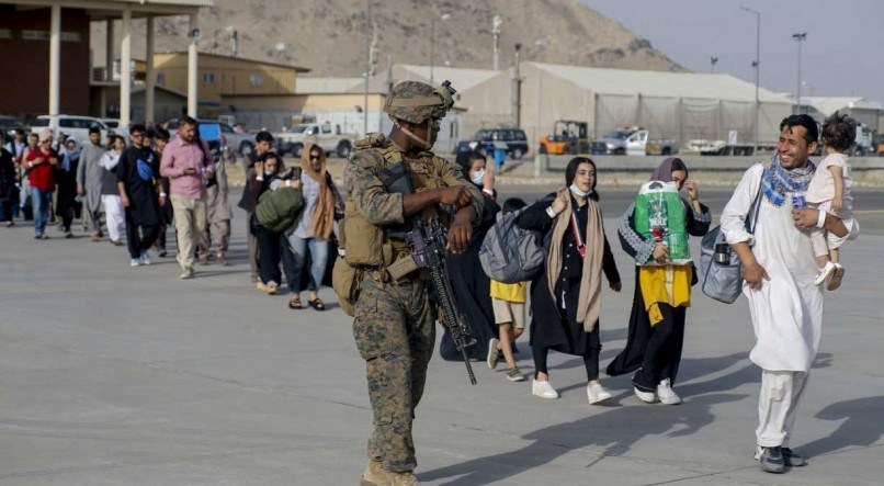 TENTATIVAS Cenas de caos ocorreram no aeroporto depois que o regime talib&atilde; passou a dominar em Cabul
