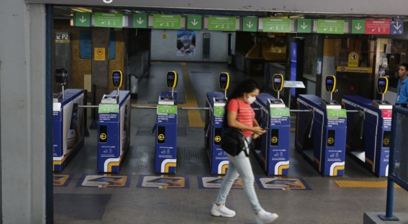 Estação do metrô no Flamengo com pouca movimentação, no  primeiro dia de comércio fechado por determinação da prefeitura