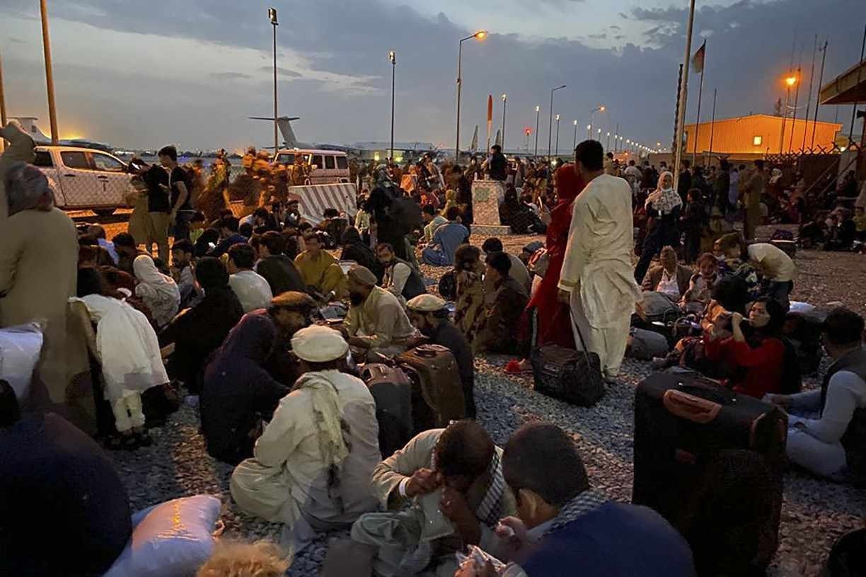 Milhares de afegãos presos em &quot;terra de ninguém&quot; perto do aeroporto de Cabul