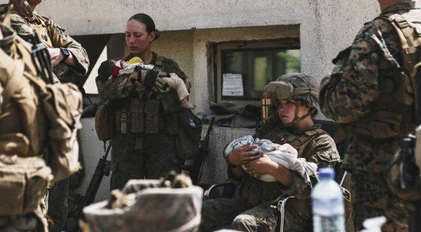 Soldados segurando beb&ecirc;s em Cabul