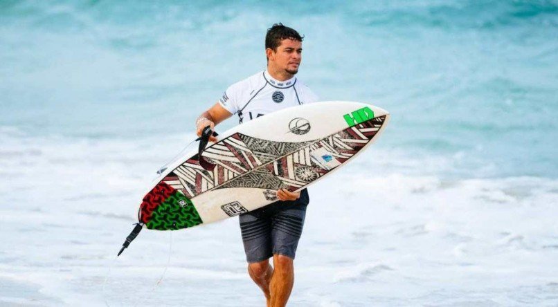 Deivid Silva eliminou Gabriel Medina e chega na semifinal do Mundial de Surfe.