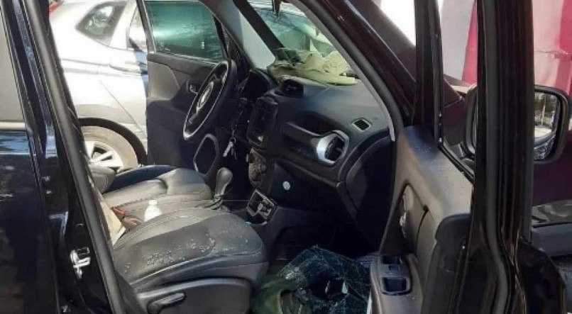 O carro da cantora Soraya Moraes ficou repleto de cacos de vidro ap&oacute;s o ato violento