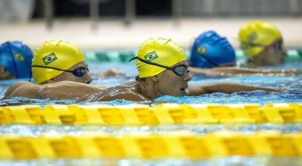 Imagem de nadadores brasileiros treinando em Hamamatsu, no Japão