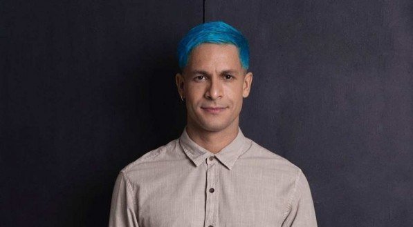 Ator Rainer Cadete choca ao posar nu na piscina 