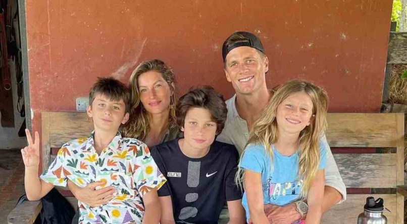 Gisele B&uuml;ndchen com o marido, Tom Brady, os filhos do casal, Benjamin Rein e Vivian Lake, e ainda Jack, seu enteado