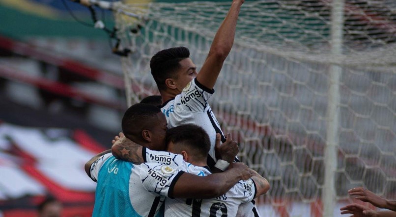 TRIUNFO Roni comemora gol da vit&oacute;ria do Corinthians sobre o Athletico-PR, por 1x0, na Arena da Baixada
