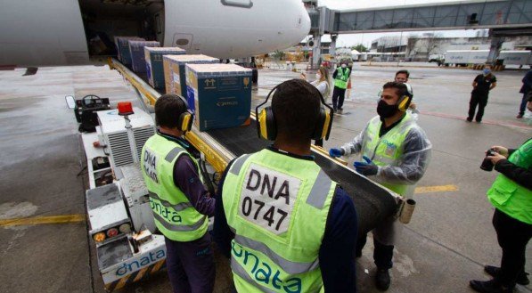 Pernambuco recebeu nesta segunda-feira (23) 105.300 novas unidades da vacina Pfizer/BioNTech, no Aeroporto Internacional do Recife/Guararapes - Gilberto Freyre.