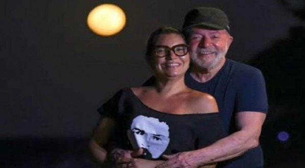 O ex-presidente Lula e sua namorada, Ros&acirc;ngela