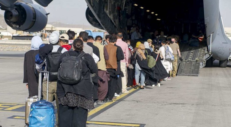 Fila no aeroporto de Cabul para embarque em avi&atilde;o dos EUA