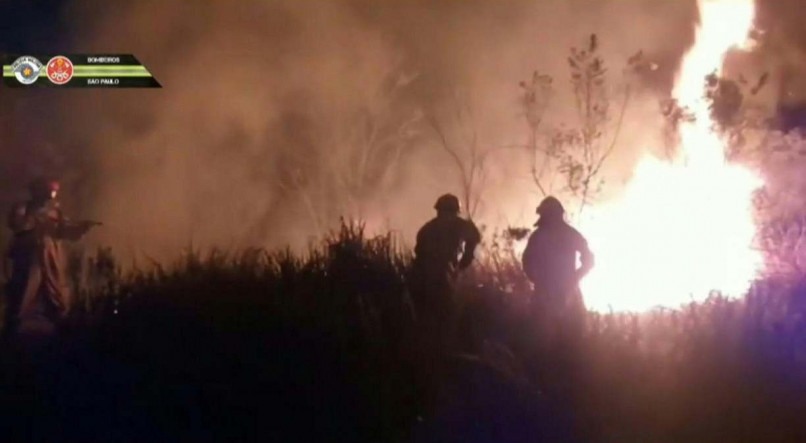 As equipes dos bombeiros se esfor&ccedil;aram para combater um grande inc&ecirc;ndio florestal no Parque Estadual do Juquery, em S&atilde;o Paulo, na noite do domingo. O fogo causou uma chuva de fuligem sobre o estado.

