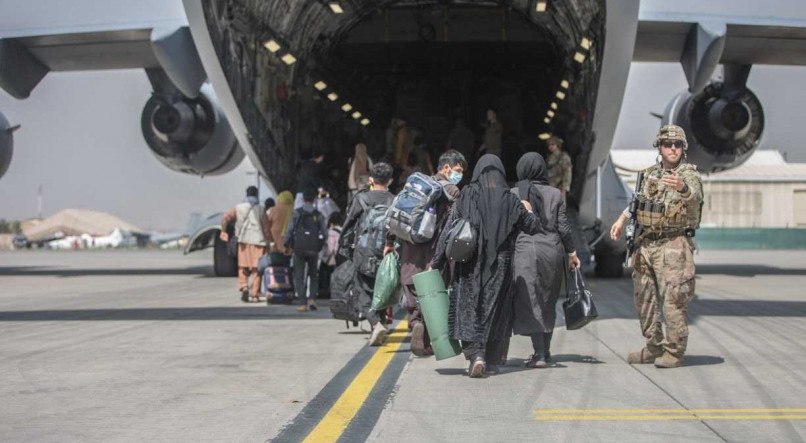 Afeg&atilde;os embarcando em avi&atilde;o norte-americano, no aeroporto de Cabul