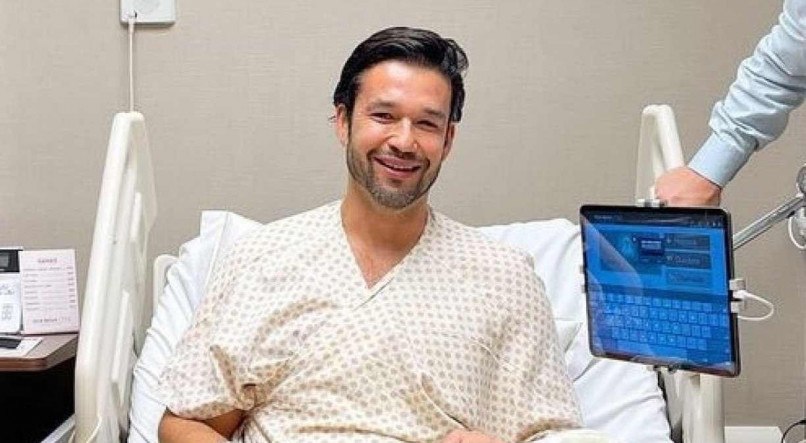 Sergio Marone avisou aos seguidores sobre procedimento cir&uacute;rgico com foto em que aparece acamado no hospital

