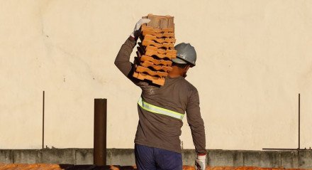 Rio de Janeiro - Trabalhadores da construção civil, operários reformam telhado de imóvel em obras no Centro do Rio. (Fernando Frazão/Agência Brasil)