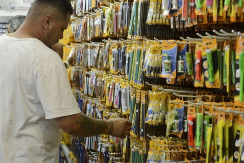 É preciso que os pais e responsáveis fiquem atentos quanto aos itens que não devem ser cobrados na lista de material escolar