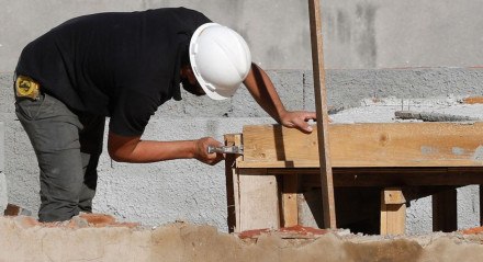 Rio de Janeiro - Trabalhadores da construção civil, operários reformam telhado de imóvel em obras no Centro do Rio. (Fernando Frazão/Agência Brasil)