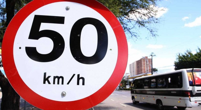 Um atropelamento no trânsito a uma velocidade de 60km/h equivale a aproximadamente uma queda do 6º andar. E essa vítima tem 98% de chances de vir a óbito