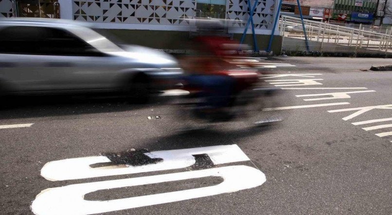 Razões para reduzir a velocidade das ruas e avenidas: a 30 km/h, há 10% de chance de fatalidade em um atropelamento; a 50 km/h, esse risco ultrapassa 80%