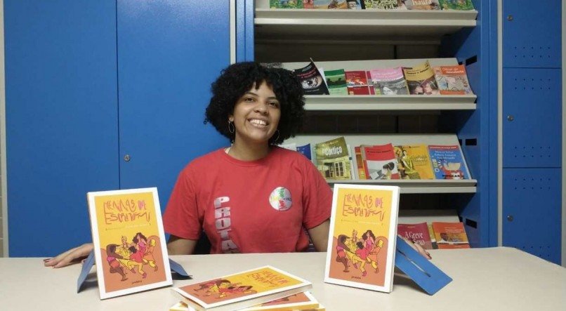 TROCA DE EXPERIÊNCIAS Helena Garcia e mais 16 adolescentes escreveram, em 2020, livro com temas como homofobia e racismo