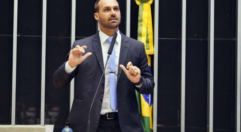  O TCU deu prazo de até cinco dias para que o ex-presidente Jair Bolsonaro devolva o segundo jogo de joias que recebeu do regime da Arábia Saudita