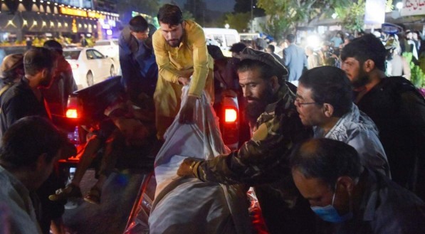 Duas explos&otilde;es deixaram pelo menos 13 mortos e dezenas de feridos &agrave;s portas do aeroporto de Cabul