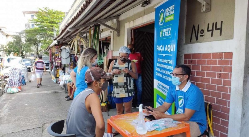 Prefeitura do Recife promove a&ccedil;&atilde;o em nove mercados p&uacute;blicos para refor&ccedil;ar cadastro e agendamento de vacina&ccedil;&atilde;o anticovid

