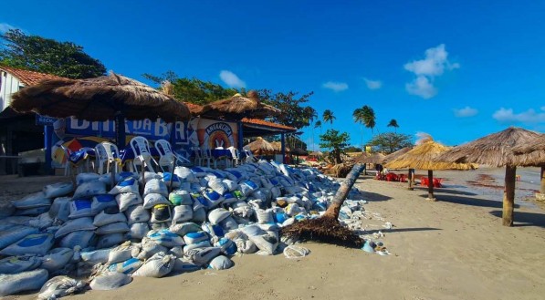 VAZIA Parte da praia do Forte Orange, na Ilha de Itamaracá, foi destruída pelo avanço do mar. E, com a inércia das gestões municipais, perdeu seus poucos frequentadores