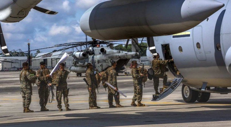 Soldados norte-americanos embarcando no aeroporto de Cabul