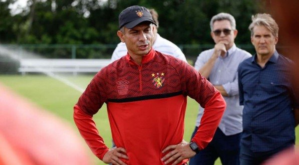 Gustavo Florent&iacute;n, t&eacute;cnico do Sport