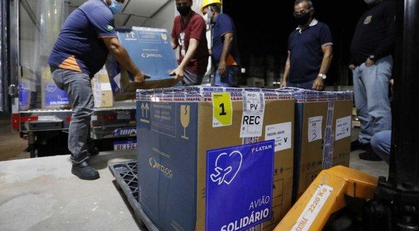 Os imunizantes chegaram nesta segunda-feira (30)