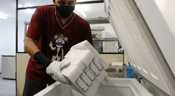 Os imunizantes chegaram nesta segunda-feira (30)